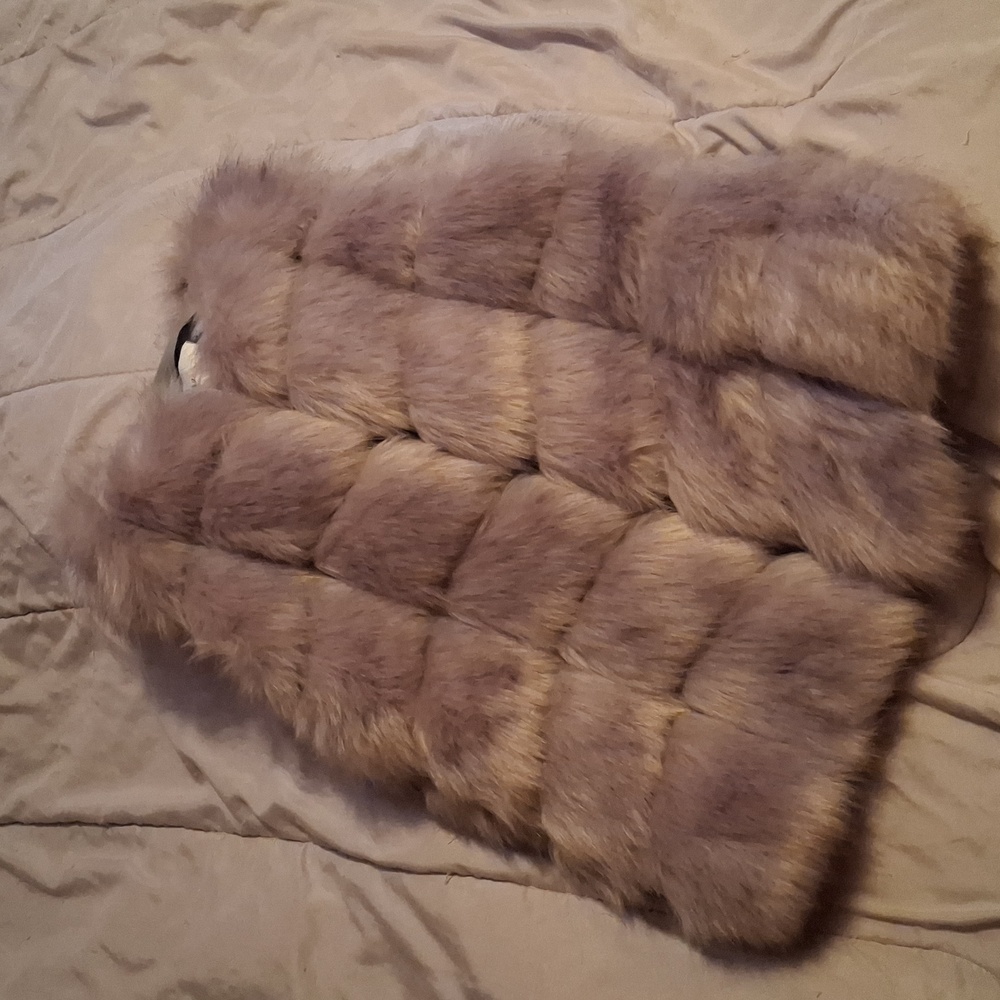 Perry Styles furry vest